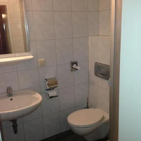 Отель West An Der Saechsischen Weinstrasse Радебойль