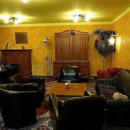 Hotel West An Der Saechsischen Weinstrasse