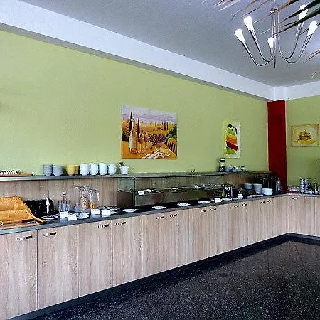 Hotel West An Der Saechsischen Weinstrasse